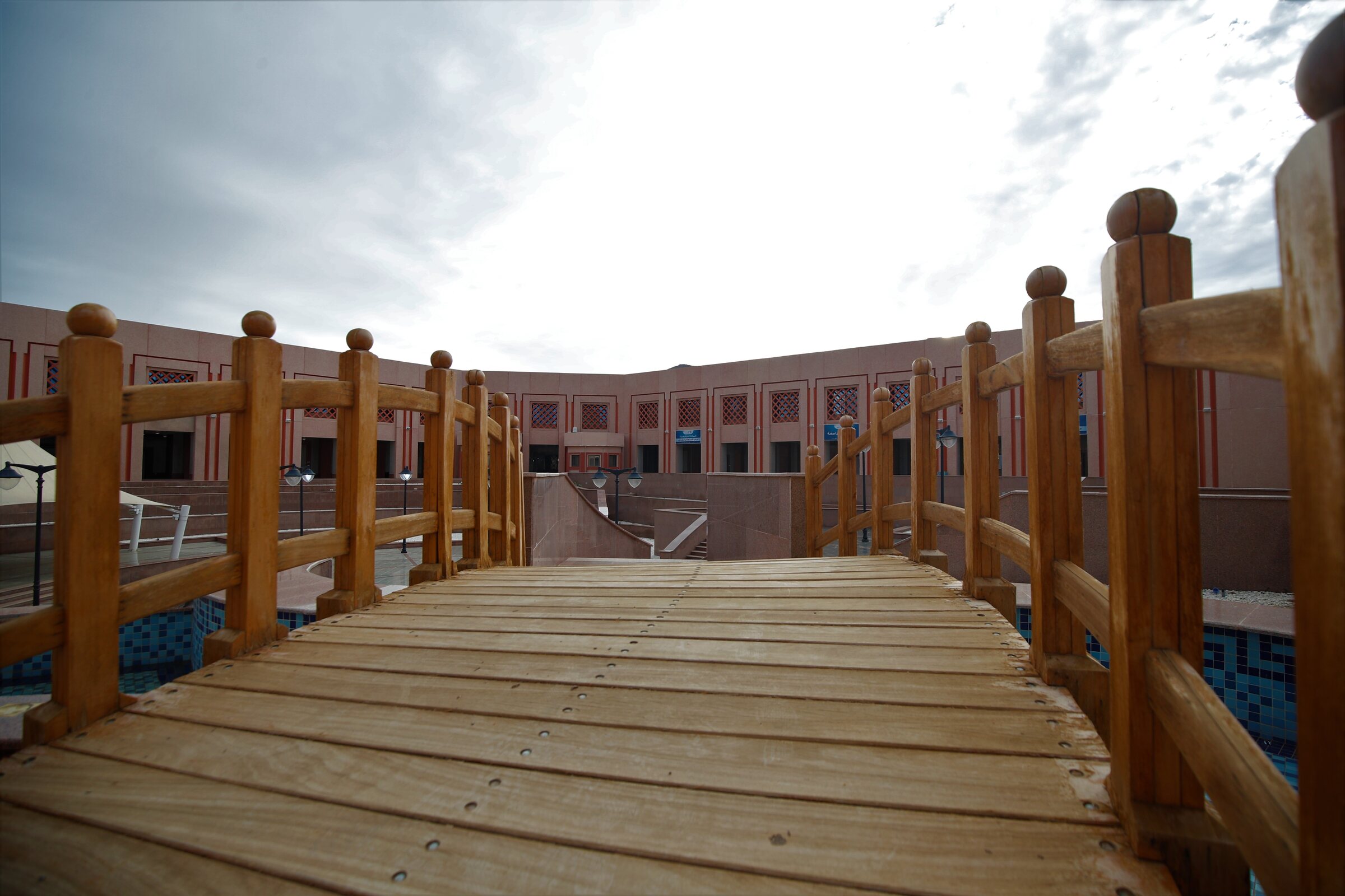 Wooden bridge crossing a Taibah University courtyard